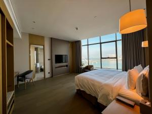 Voodi või voodid majutusasutuse Wyndham Grand Plaza Royale Yuzhou Xiamen Wuyuan Bay toas