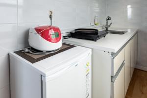 西歸浦的住宿－Euro House，坐在厨房台面上的红色搅拌机