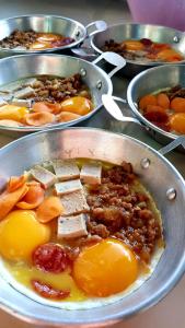 un tazón de comida con carne y otros alimentos en Lys I dalen resort&camping en Khao Kho