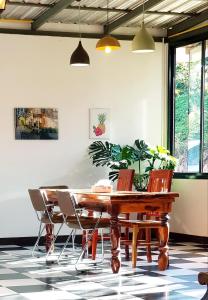 uma sala de jantar com uma mesa de madeira e cadeiras em Lys I dalen resort&camping em Khao Kho