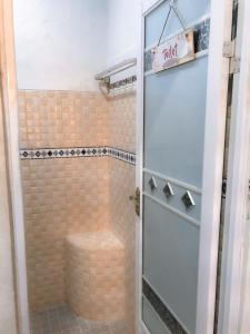 y baño con ducha y puerta de cristal. en Twentynine Homestay en Banyuwangi