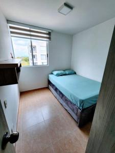 Un dormitorio pequeño con una cama y una ventana. en Hermoso apto Sur de cali, en Cali 43 fotos más