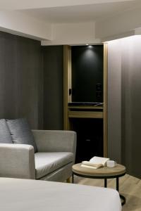 uma sala de estar com um sofá e uma televisão em Autumn Willow Hotel em Taichung