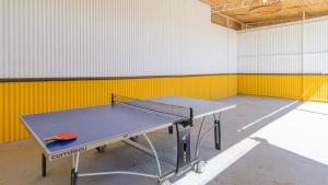 una mesa de ping pong en una habitación con una pared amarilla en Espina Rural Almogía by Ruralidays, en Almogía