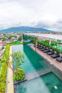 een zwembad bovenop een gebouw bij 1b-design-50sqm-Astra-ChiangMai in Chiang Mai