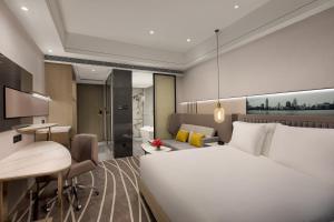 上海市にあるCrowne Plaza Shanghai Nanjing Road by IHGのベッドルーム(白い大型ベッド1台、デスク付) +37枚の写真