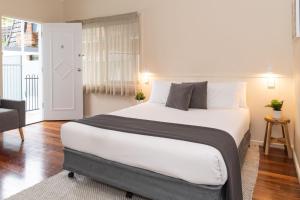ein Schlafzimmer mit einem großen Bett in einem Zimmer in der Unterkunft Pacific Motel 05 in Forster
