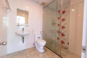 une salle de bains avec toilettes, lavabo et douche dans l'établissement Dalat Joy Hotel, à Đà Lạt 100 autres photos
