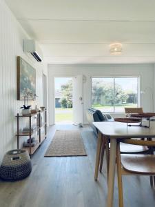 ein Wohnzimmer mit einem Tisch und Stühlen sowie ein Esszimmer in der Unterkunft Sweet Tide O Moyne in Port Fairy
