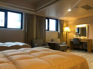 Postel nebo postele na pokoji v ubytování Doitsu Hotel