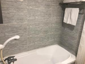 Koupelna v ubytování Doitsu Hotel