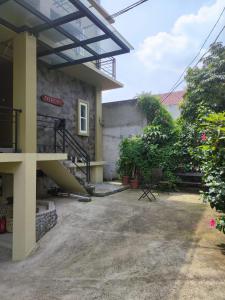 uma vista lateral para uma casa com um pátio em Rumah Pondok Pinang em Jakarta