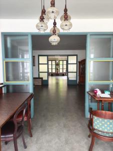 um quarto com mesas e cadeiras e um corredor em Rumah Pondok Pinang em Jakarta
