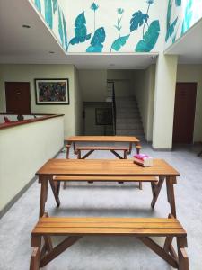 duas mesas de piquenique num quarto com uma escada em Rumah Pondok Pinang em Jakarta