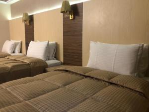 Postel nebo postele na pokoji v ubytování Doitsu Hotel