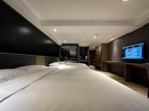 Giường trong phòng chung tại Autumn Willow Hotel +183 ảnh