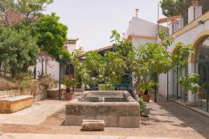 un patio con una fuente en el medio de un edificio en Villa Le Lune, en Santa Margherita di Belice