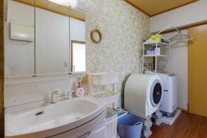 Vannituba majutusasutuses ビーチまで5分 1棟貸切ホテルKanasa 最大10名まで宿泊可能 かなさ +37 fotot