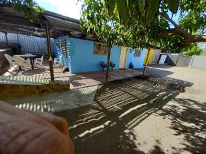 une maison avec une clôture devant elle dans l'établissement Coco Cabanas Loreto, à Loreto
