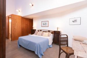 1 dormitorio con 1 cama y 1 silla en Villa Le Lune, en Santa Margherita di Belice