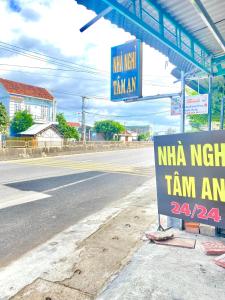 a sign on the side of a road at NHÀ NGHỈ TÂM AN in Châu Thành