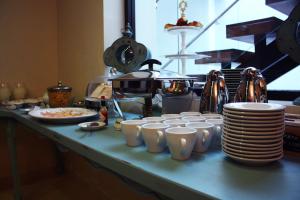 a counter with cups and plates on a counter top at Casa Lunatta in Guanajuato