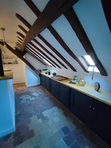een keuken met houten plafonds en een aanrecht bij Magnifique Appartement Beaux arts in Tours