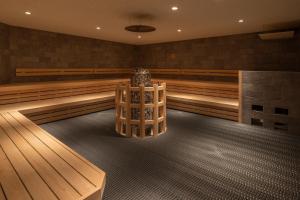 een lege muziekkamer met een podium bij Nara Royal Hotel in Nara