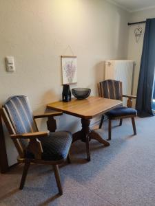 A seating area at Alpinum Hostel