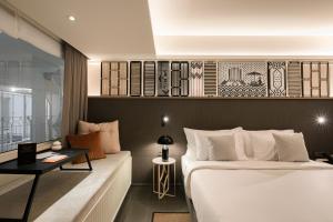 a hotel room with a bed and a table at YANH Ratchawat Hotel in Bangkok