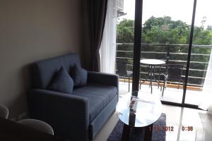 Een zitgedeelte bij Mai Khao Beach Apartments -MBC-