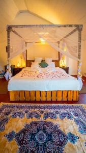 ein Schlafzimmer mit einem großen Bett mit Baldachin in der Unterkunft La La Land Resort Goa by Spicy Mango in Palolem