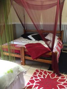 een klein bed met een baldakijn in een kamer bij Charity Creek Retreat in Mount George