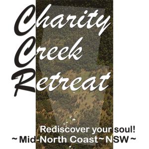Charity Creek Retreat في Mount George: لوحة مكتوب عليها تراجع الخور الخيري مع صورة لطريق