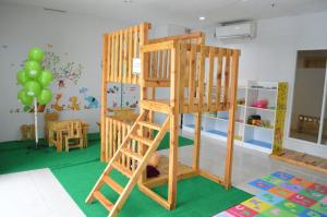 Ein Bett oder Betten in einem Zimmer der Unterkunft Lorin Syariah Solo Hotel