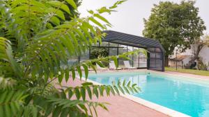 una piscina con cenador junto a una casa en Villa Le Lune, en Santa Margherita di Belice