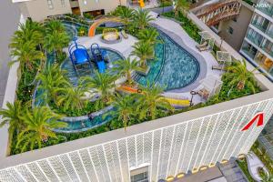 una vista aérea de una piscina en un complejo en BIG SALE 33percent The Song An Gia Vung Tau - Luxury 2Beds Apartment en Vung Tau