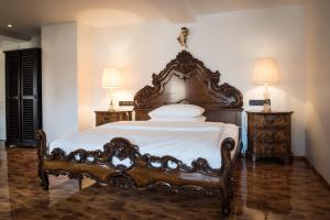 a bedroom with a large bed and two lamps at Werners Boutique Hotel in Fürth