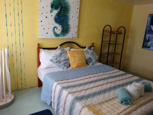 Voodi või voodid majutusasutuse Little Sanity Beach house toas