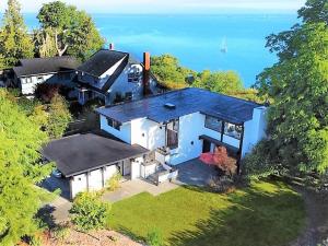 uma vista aérea de uma casa com o oceano em PA Kirks Bluff em Port Angeles