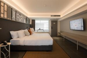 Postel nebo postele na pokoji v ubytování YANH Ratchawat Hotel