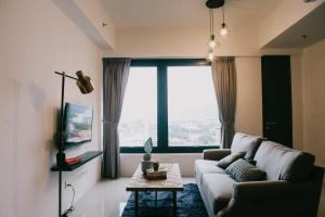 Timeless, 3BR Cityview by WStay @ Tropicana 218 Macalister في جورج تاون: غرفة معيشة مع أريكة ونافذة كبيرة