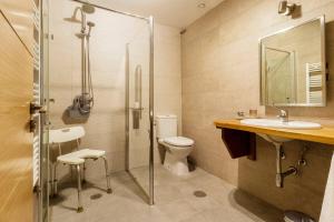 A bathroom at Apartamento Valverde II Még 37 kép