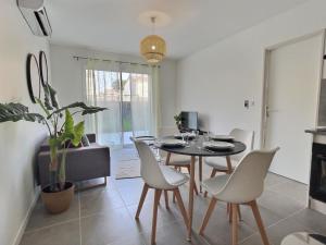 - une salle à manger avec une table et des chaises dans l'établissement Maison calme-golf, à Montboucher-sur-Jabron