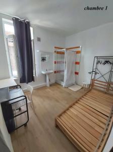 Chambres privatives avec espaces partagés dans maison Roubaix centre في روبيه: غرفة كبيرة بها سرير ومغسلة