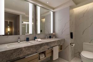 un bagno con lavandino, water e specchio di Hanns House a Taipei