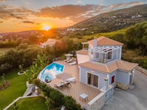 una vista aérea de una casa con piscina en Villa Socrates, en Skala