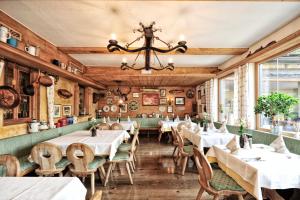 Restoran või mõni muu söögikoht majutusasutuses Fischerwirt am See