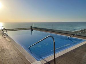 una piscina con vistas al océano en Málaga paraíso frente al mar, en Málaga
