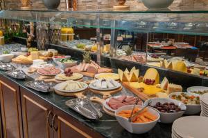 Una línea de buffet con muchos tipos diferentes de comida. en Radisson Blu Hotel, Yanbu, en Yanbu 88 fotos más